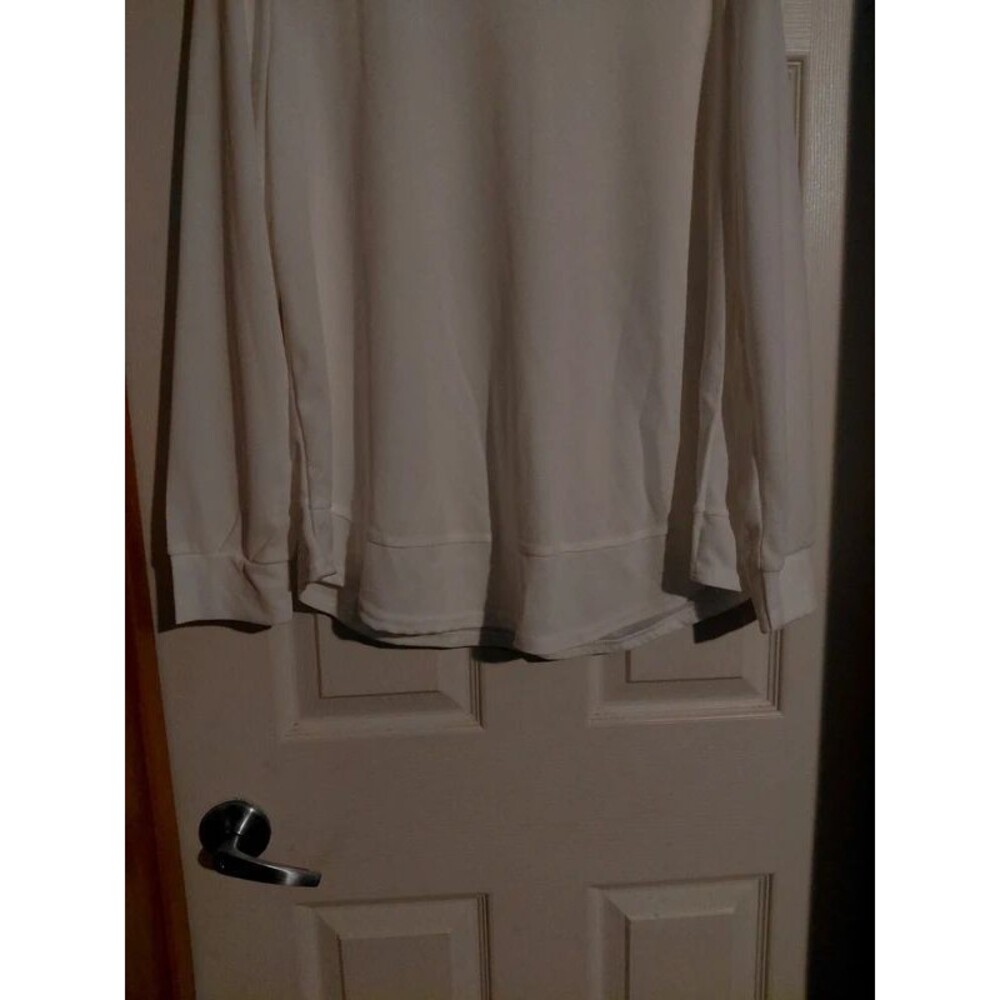 White top - Picture 2 of 9